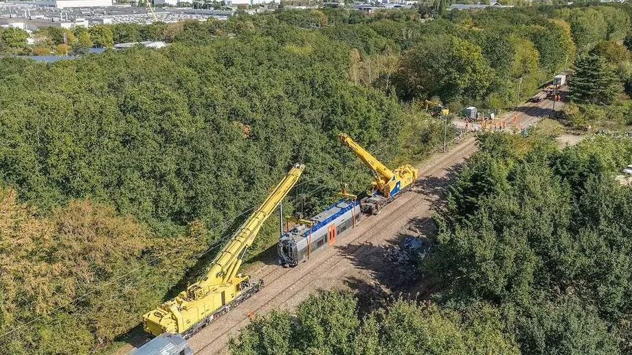 VIDÉO - Le train Rouen-Caen déraillé est en train d'être relevé