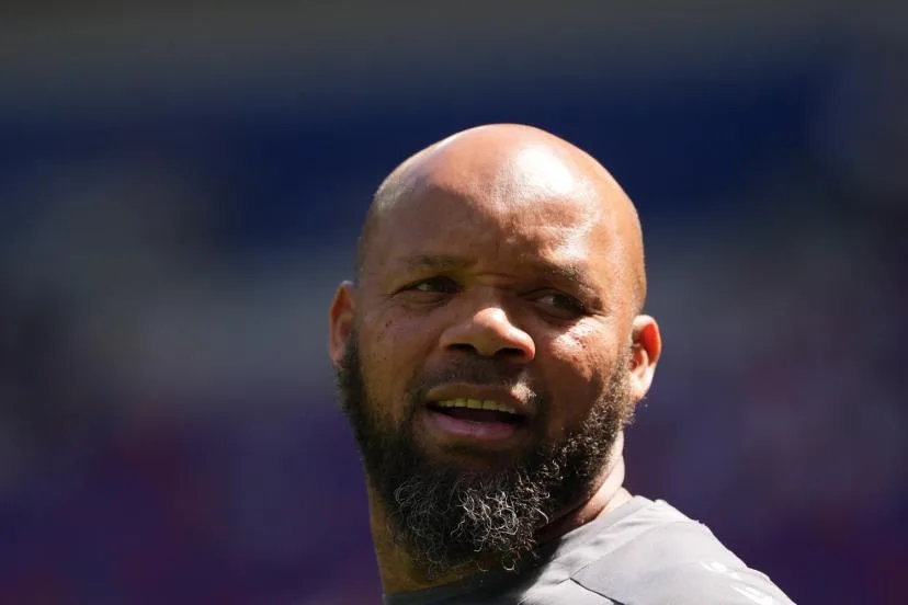 L'entraîneur adjoint Jean-Alain Boumsong quitte l'AJ Auxerre