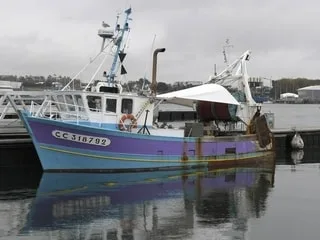 Un chalutier avec deux hommes à bord coule au sud des Glénan, les marins secourus