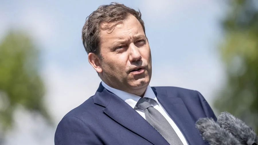 Ringen um Übernahme: Klingbeil lädt Unicredit-Chef zu Gespräch über Commerzbank