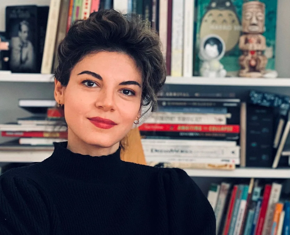 Em ‘As Linhas que Traçam o Meu Corpo’, Mansoureh volta à juventude em Teerão para libertar “o corpo e a mente”