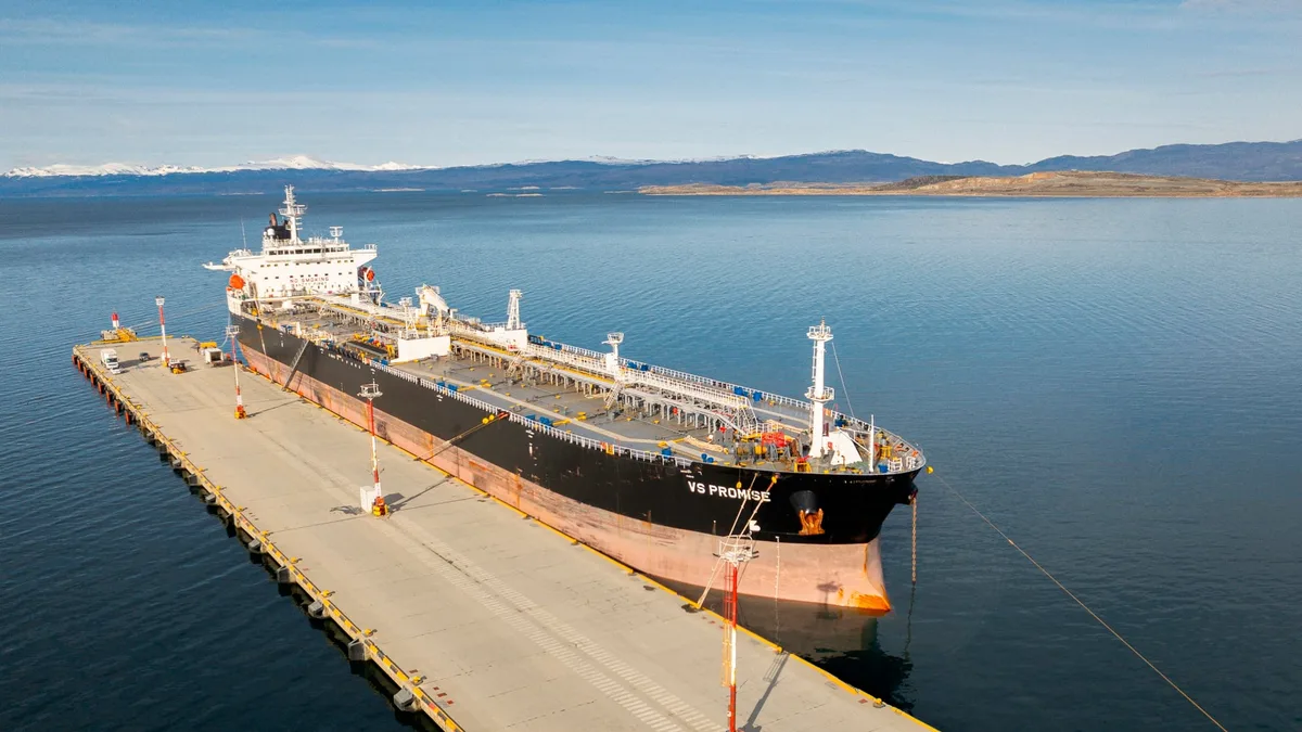 Tierra del Fuego protestó ante el Gobierno por el amarre de un petrolero británico en Ushuaia