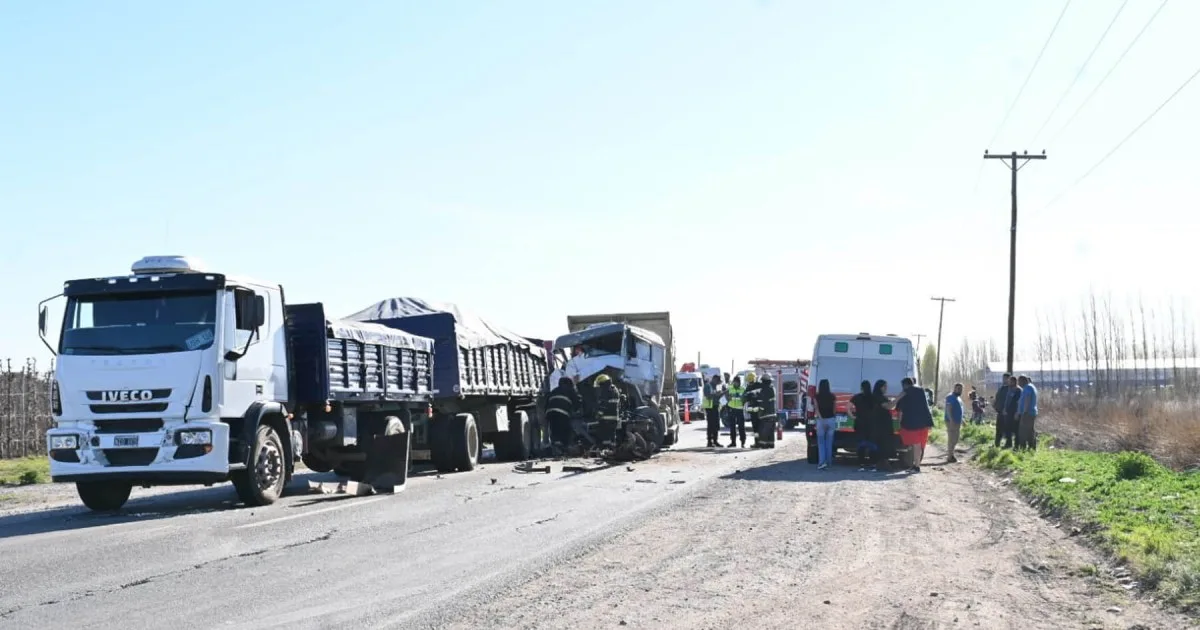 Fuerte choque entre dos camiones en la Ruta 22: desvían el tránsito hacia la Ruta 65
