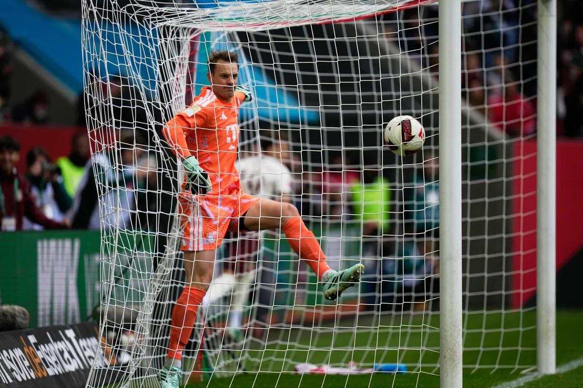 El blooper de Neuer que terminó en gol de Augsburgo ante Bayern Munich (y en récord) en la liga de Alemania