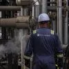 Futuros do gasóleo caem 8% na Europa após acordo entre EUA e Rússia. Ouro em queda