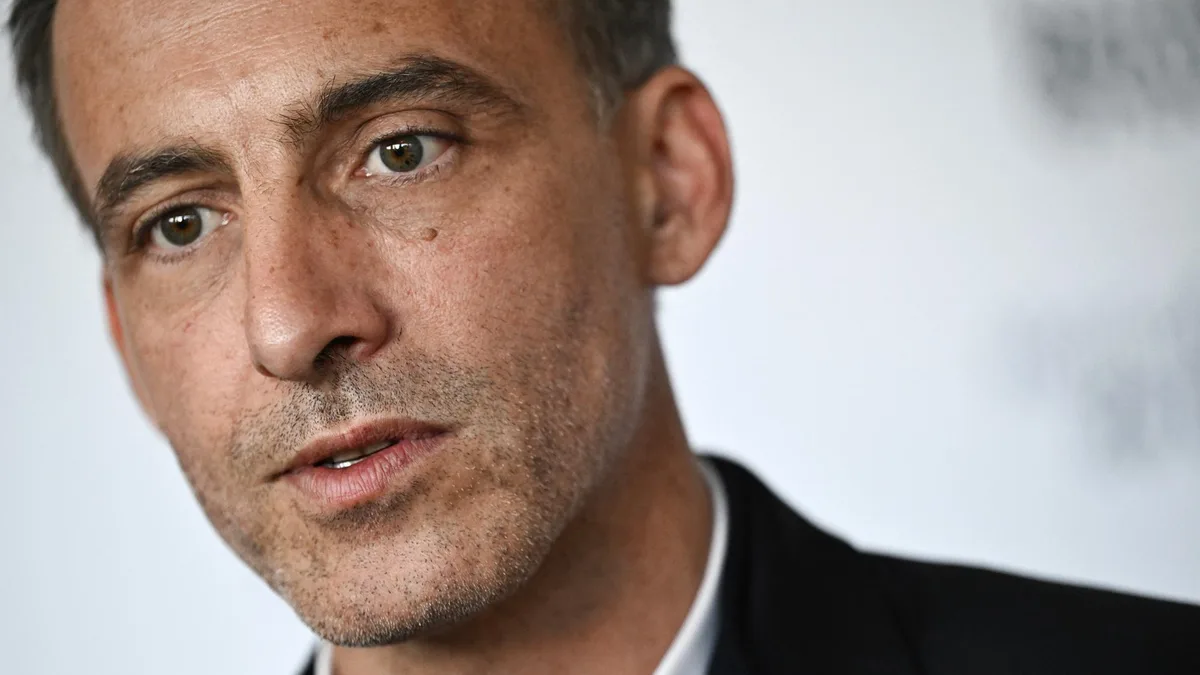 Pour la présidentielle 2027, le dilemme stratégique de Raphaël Glucksmann entre le centre et la gauche