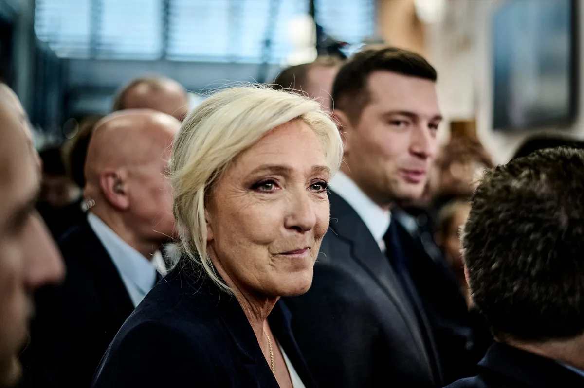 Interdiction du voile : "La destitution de Marine Le Pen ne serait pas impensable si..."