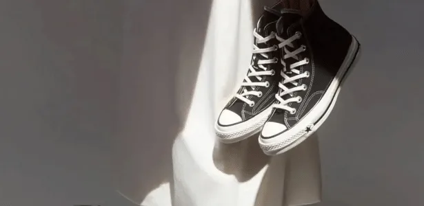 Converse remove anúncio acusado de fazer referência a grupo supremacista