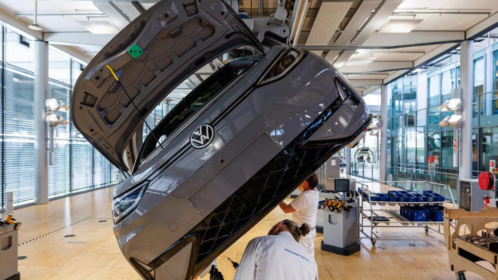 Crise ‘mais do que crítica’ na Volkswagen coloca filiais sob pressão, mas Brasil vê oportunidade