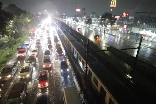 Metro activa marcha de seguridad en nueve Líneas debido a la presencia de lluvia; trenes reducen su velocidad