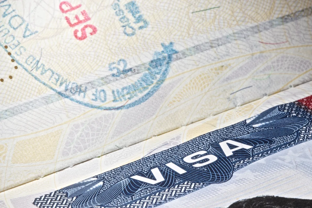 Trump tenta tornar permanente taxa de US$ 100 mil para visto profissional