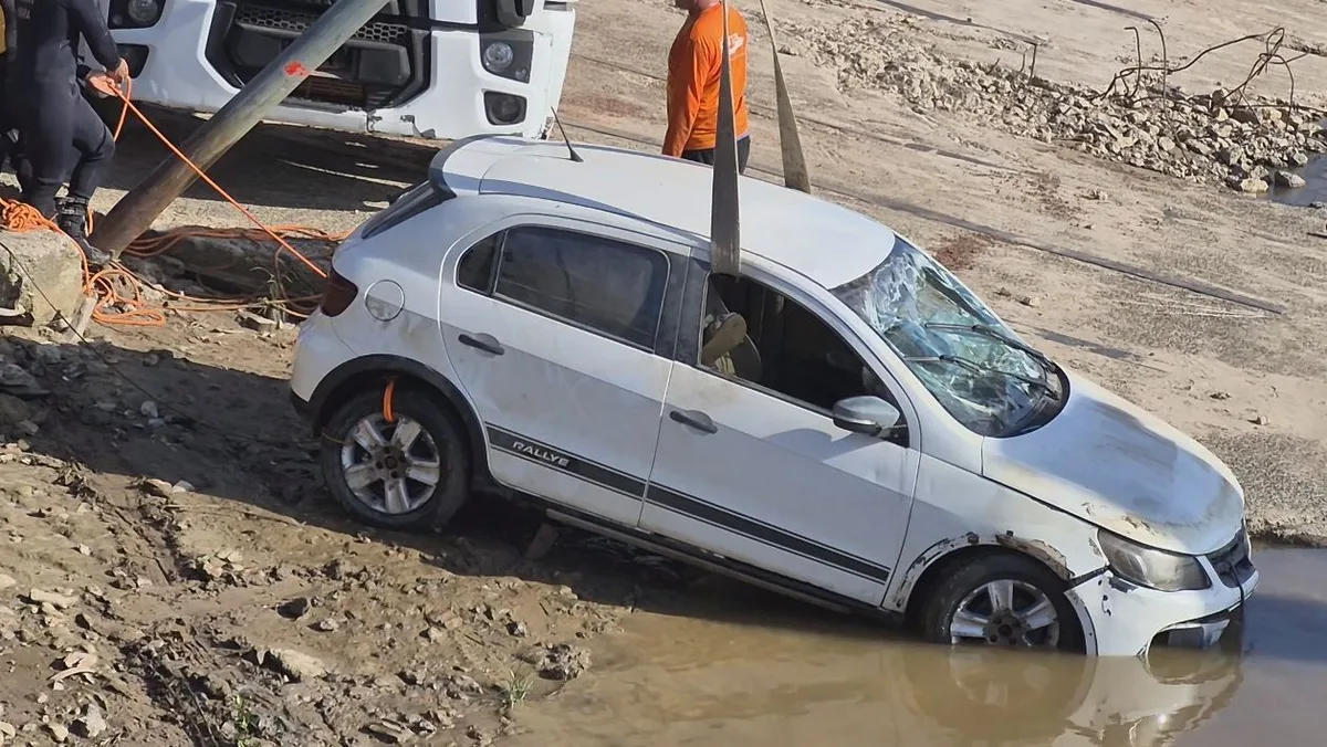 Perícia confirma que corpo achado em carro submerso no Rio Matapi é de motorista desaparecido no AP