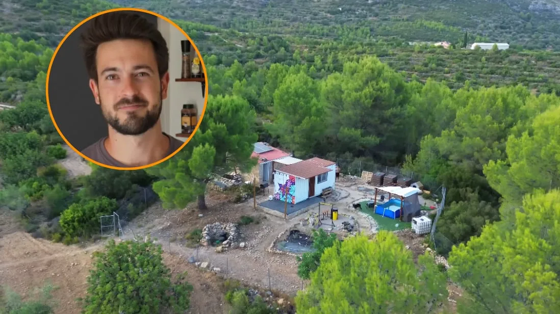 Un joven de 28 años vive solo en un contenedor en mitad de la montaña: “Por ley no puedes vivir en un sitio que no esté dado de alta como una casa”