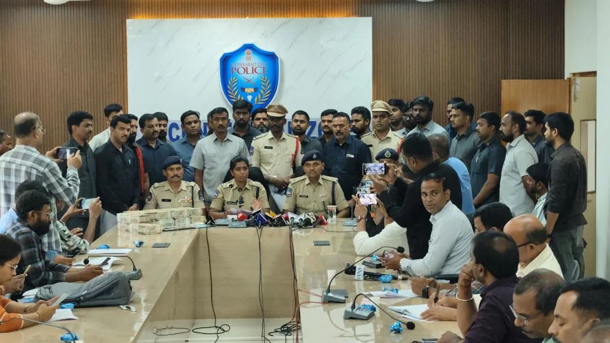 10 held for posing as policemen and kidnapping jeweller