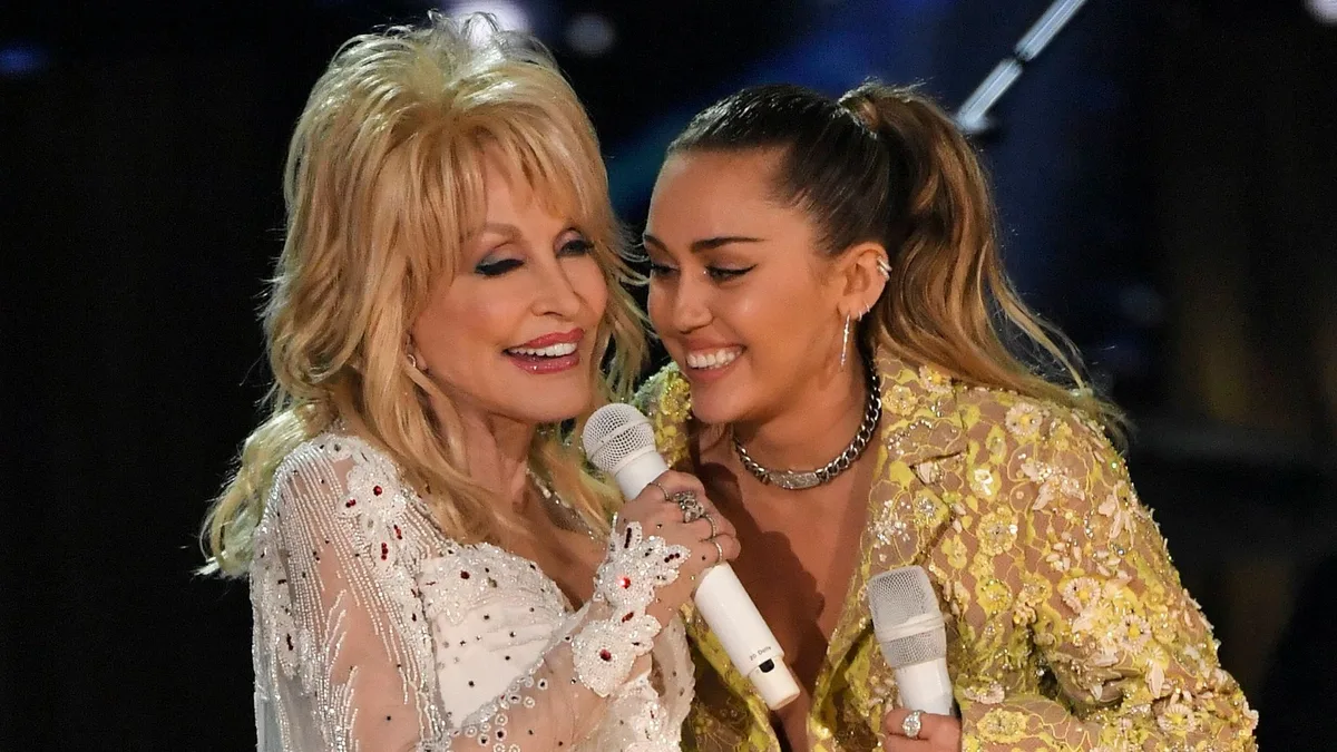 Miley Cyrus recuerda la última conversación con su madrina Dolly Parton y revela cómo era cuando se bajaba del escenario