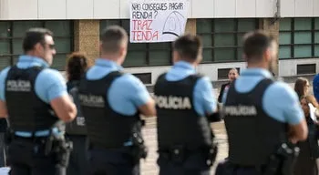 Manifestantes por direito à habitação pernoitaram na Praça D. João I