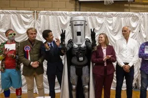 Farage vence eleição, mas adversário vestido de lixeira rouba a cena no Reino Unido