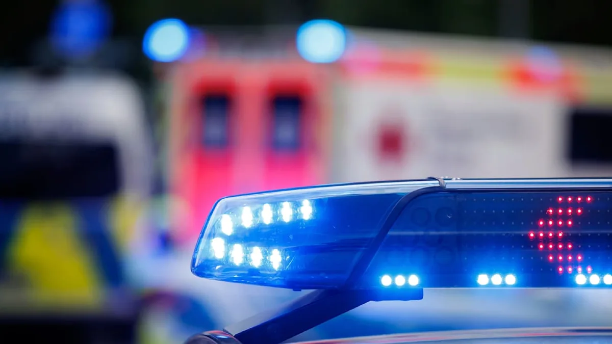 Polizei ermittelt - Lkw-Fahrer überrollt Frau (66) und fährt weiter