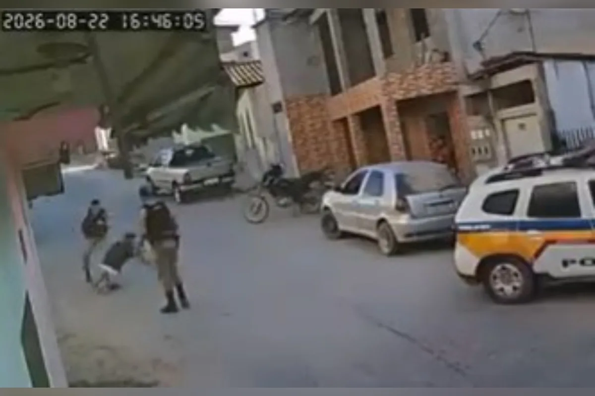 PM investiga conduta de militar flagrado chutando adolescente em MG