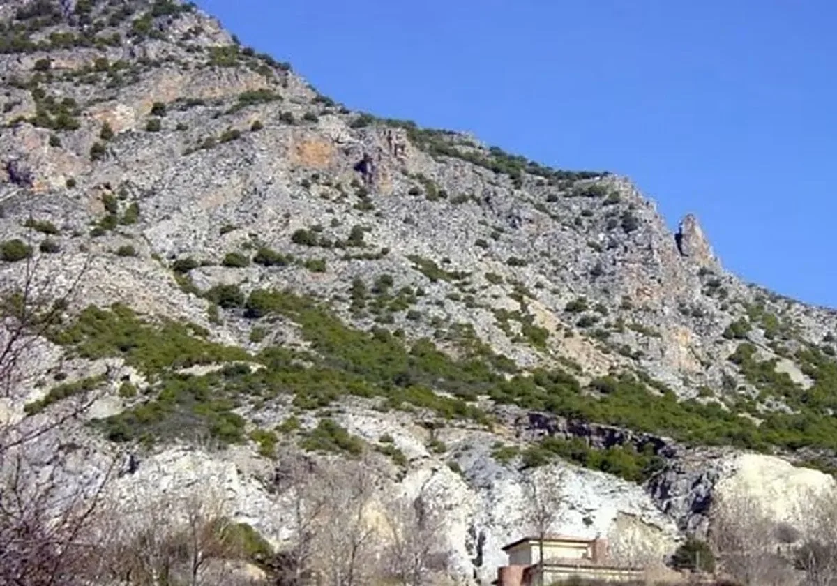 El pueblo de Granada donde una enorme fractura de la Tierra se puede ver a simple vista