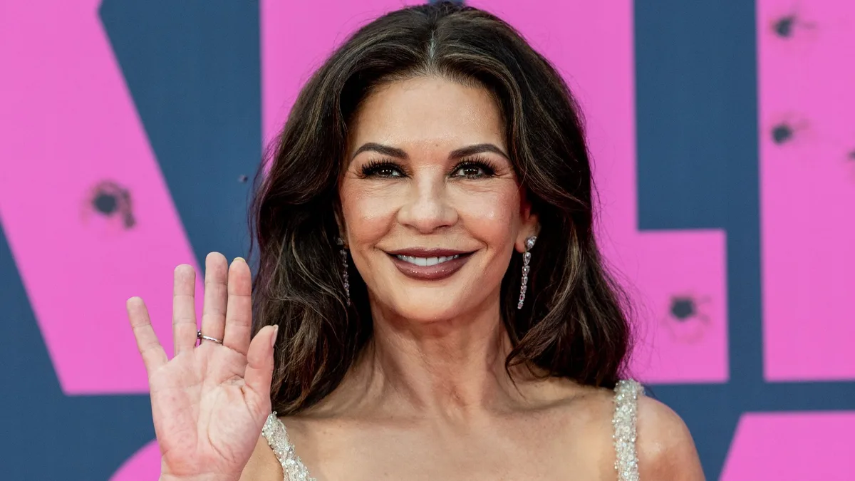 El parecido de Catherine Zeta Jones con Victoria Beckham que revoluciona las redes: "Parecen hermanas ahora mismo"