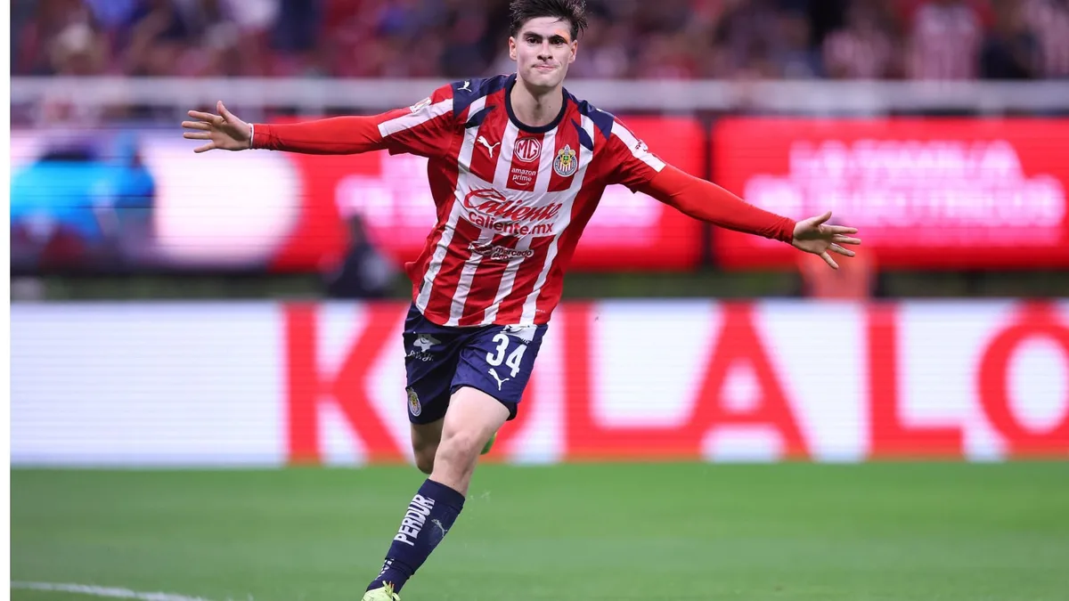 Aficionados de Chivas llaman “mercenario” a la Hormiga González por irse al Olympiacos sin haber ganado la Liga MX