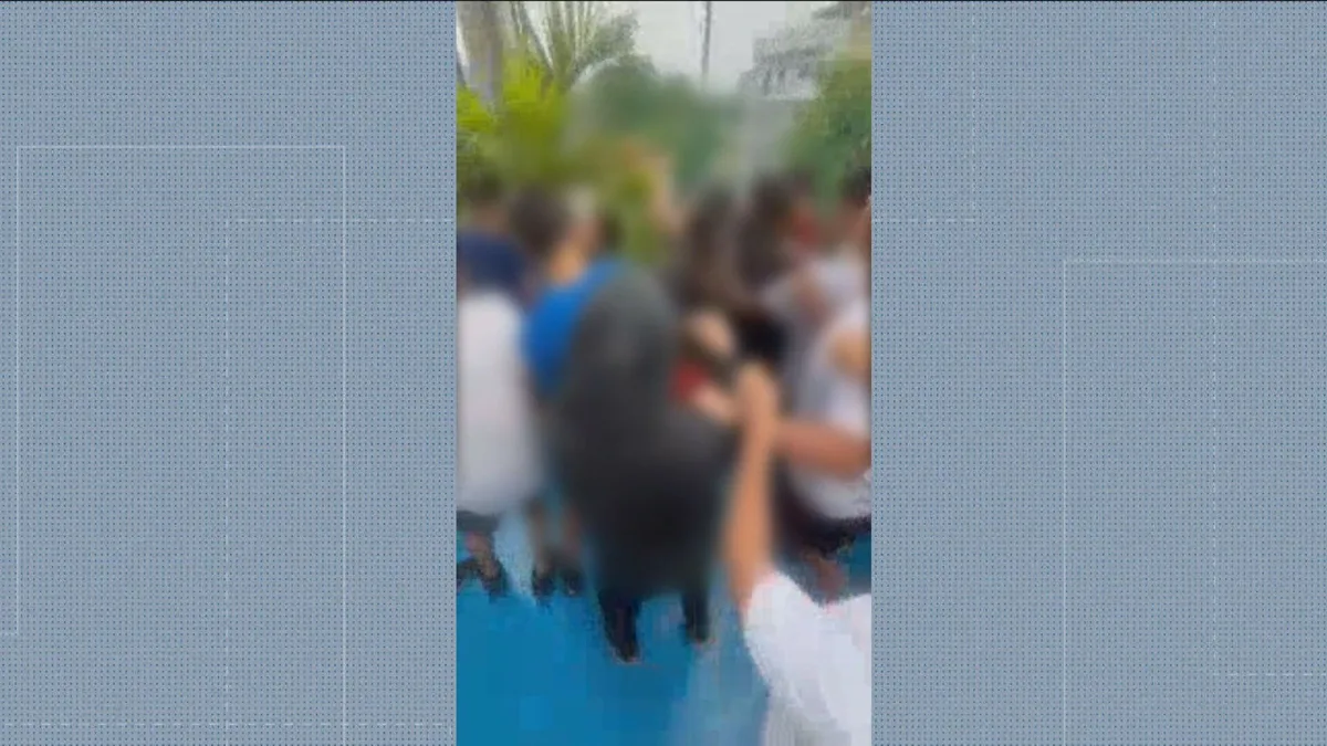 Alunos envolvidos em agressão a professor são expulsos de colégio na Taquara, no Rio