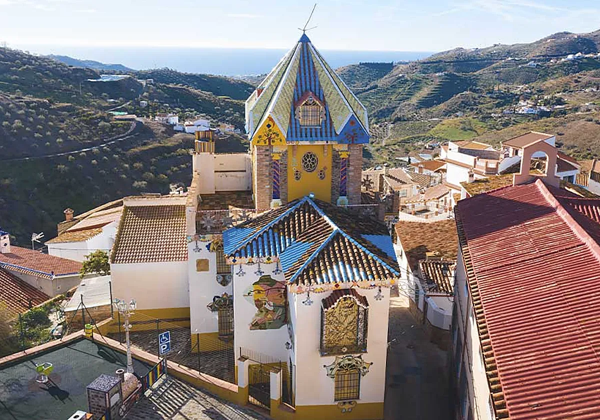 La pedanía malagueña con una casa-museo y otros elementos modernistas que recuerdan a Gaudí