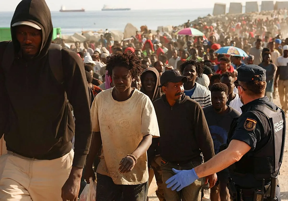 El Gobierno prevé mantener en Ceuta a más de 2.500 inmigrantes de la avalancha como mínimo seis meses