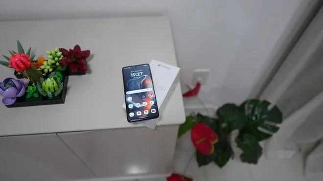 Muito espaço e tela premium! Motorola Edge 60 de 512 GB entra em oferta na Amazon