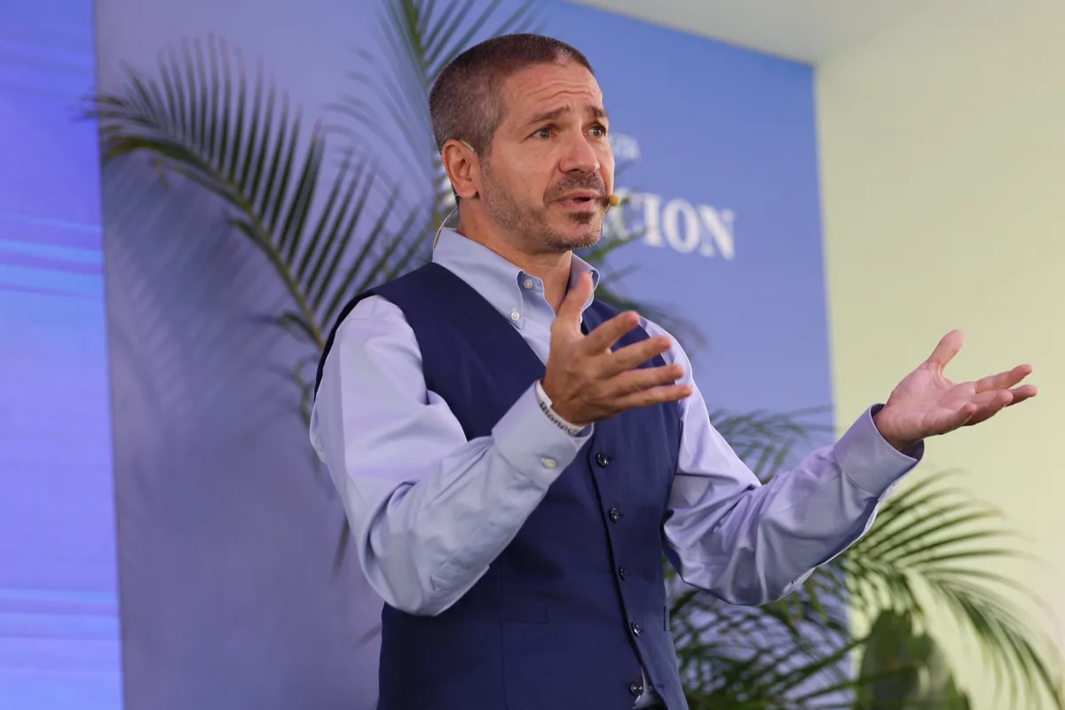 Pablo Ferrero, especialista en medicina del sueño: “Hay que probar el colchón varios minutos antes de comprarlo y elegir uno que mantenga la curvatura natural de la columna”