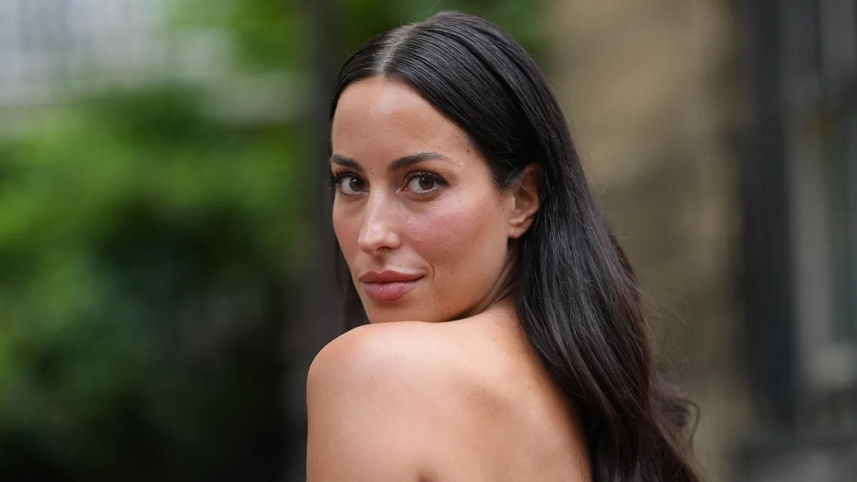 Patricia Cuesta, maquilladora, sobre cómo aplicar los polvos sueltos: "Antes se buscaba matificar toda la piel, ahora buscamos equilibrio"