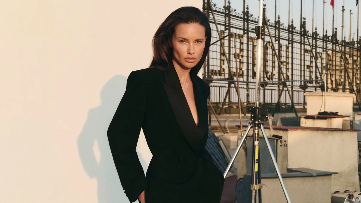 Adriana Lima da la bienvenida al otoño con El Corte Inglés: descubrimos las próximas tendencias entre bastidores, de los abrigos de piel a los vestidos de lentejuelas