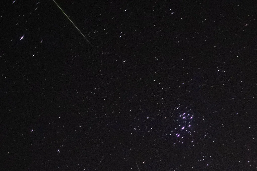Chuva de meteoros Perseidas atinge pico em 2026; veja imagens