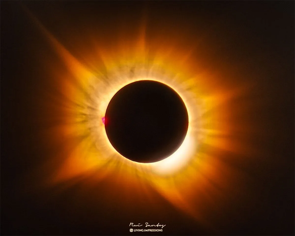 La NASA destaca el color dorado que mostró la corona solar durante el eclipse solar total observado en España