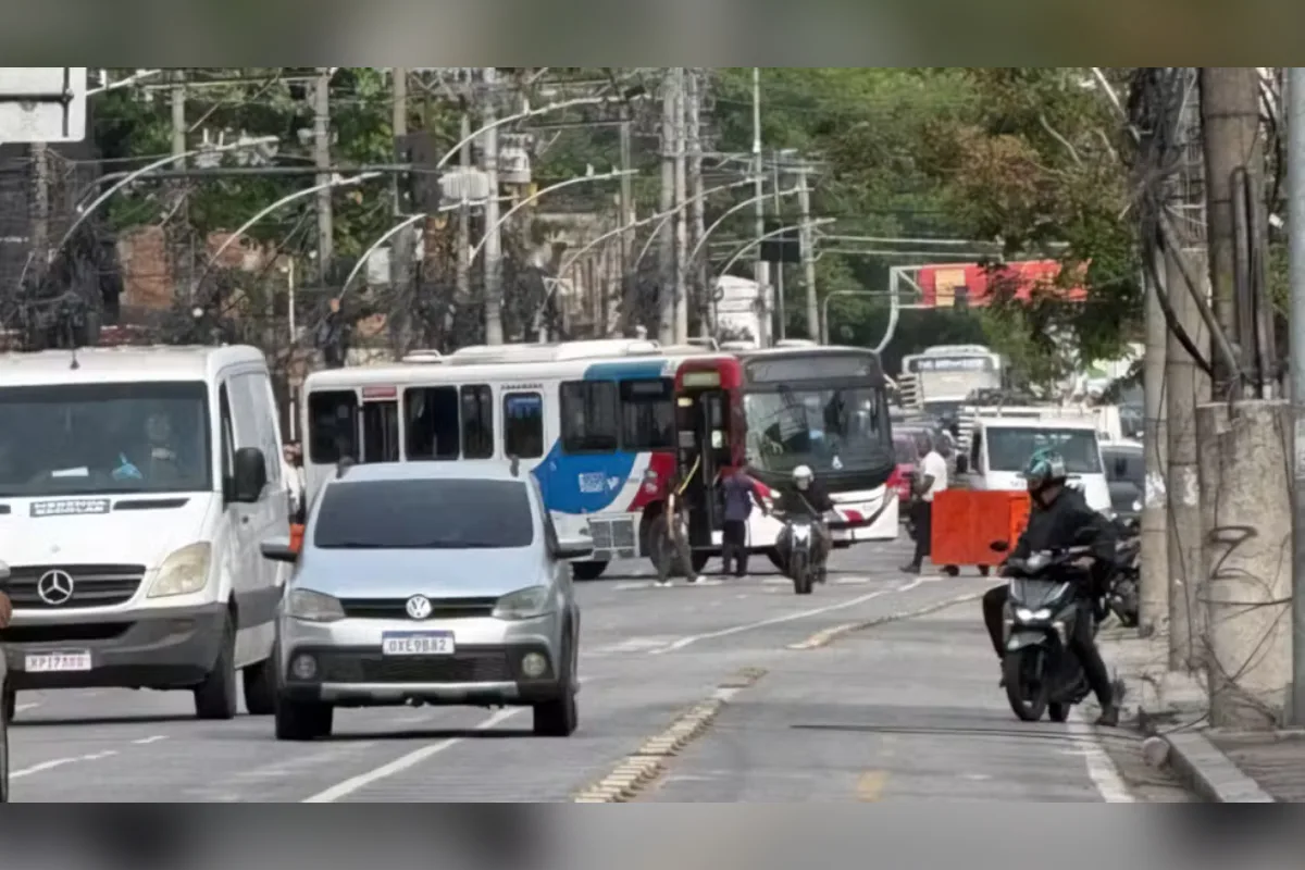 Operação da PM no Rio tem 1 morto, 6 presos e 19 ônibus como barricada