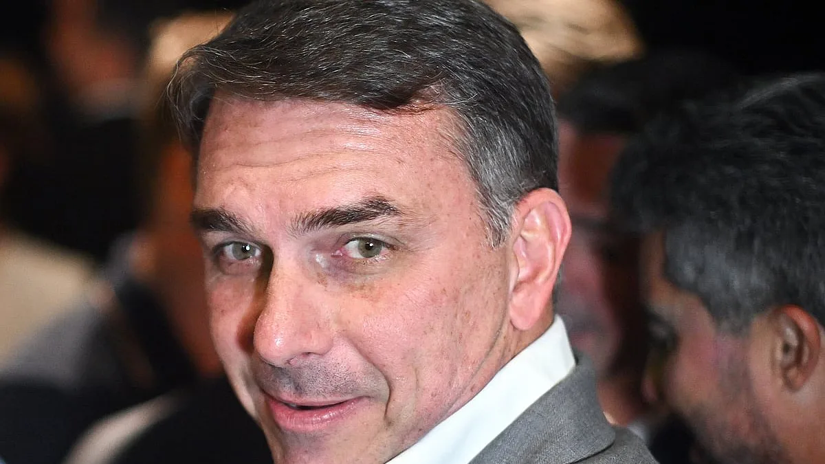 Flávio Bolsonaro conquista apoio de cinco partidos e Lula recalcula rota de campanha