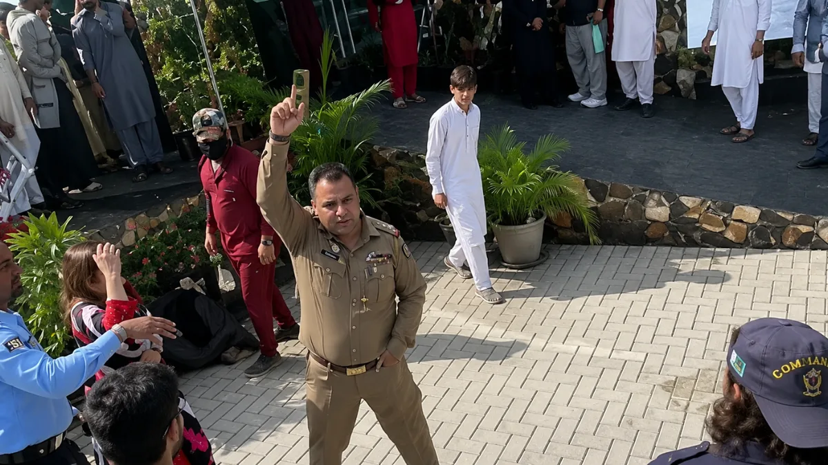 Pakistan army officer pulls gun, fires in air amid student protest in Peshawar - video