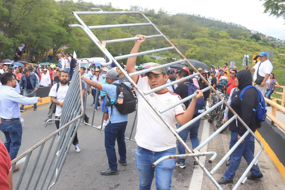 Protesta de la CNTE en Oaxaca recibe a Claudia Sheinbaum: exigen reformas laborales y pensiones