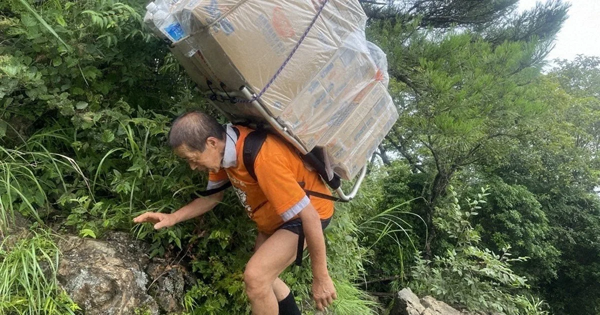 73歳の「丹沢のチャンプ」 山頂に荷物を届けて8500回