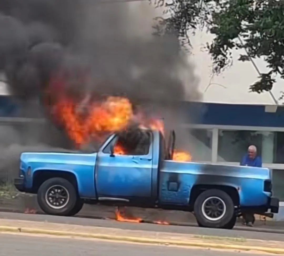 Vehículo se incendia frente al CC Trébol