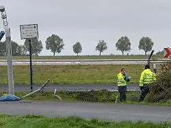 Männer stellten sich der Polizei: Zwei Syrer fahren bei Fahrübung Loch in Leipziger Flughafenzaun