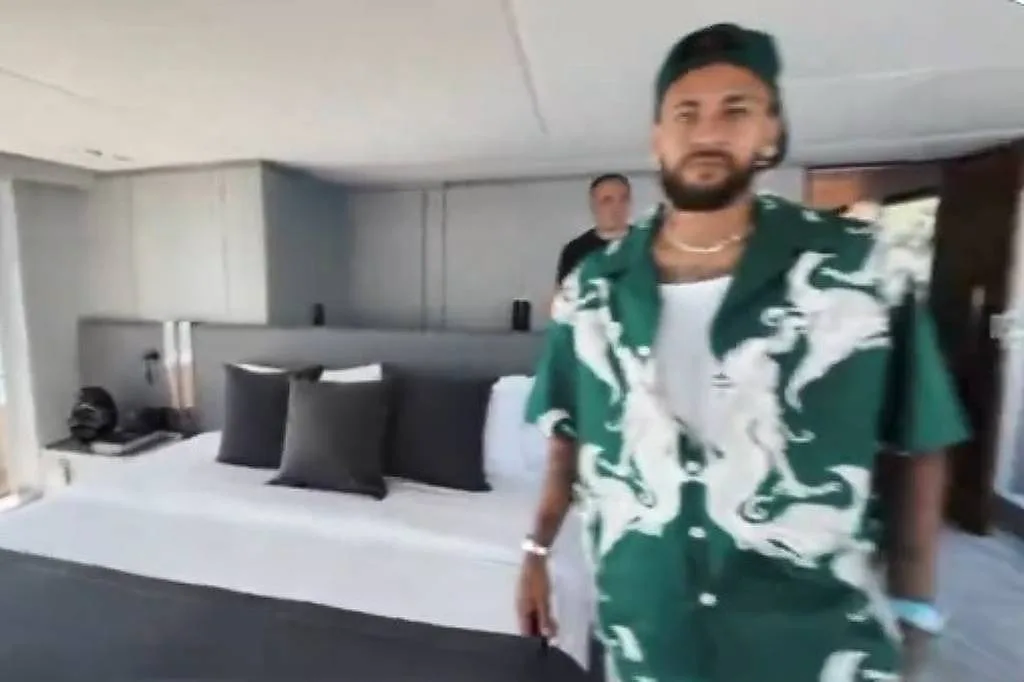 Bruna Biancardi mostra detalhes do iate de R$ 120 milhões de Neymar; veja vídeo