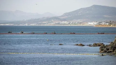 Interior inicia los trámites para prolongar el espigón de El Tarajal y sustituir la barrera flotante