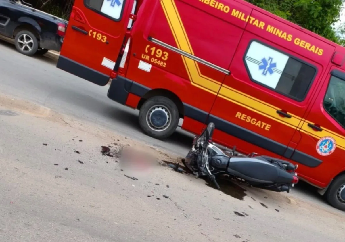 Motociclista é socorrida em estado grave após bater na lateral de carro em MG