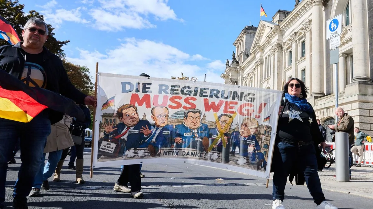 Demonstranten in Berlin: Demonstranten ziehen durch Berlin: „Die Regierung muss weg“