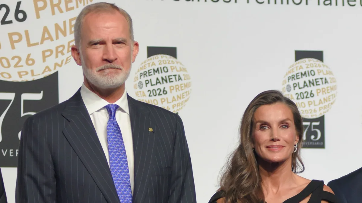 Felipe VI vuelve a tomar la palabra en los Premios Planeta con un guiño a la reina Letizia, que rescata una pulsera de diamantes de hace 22 años