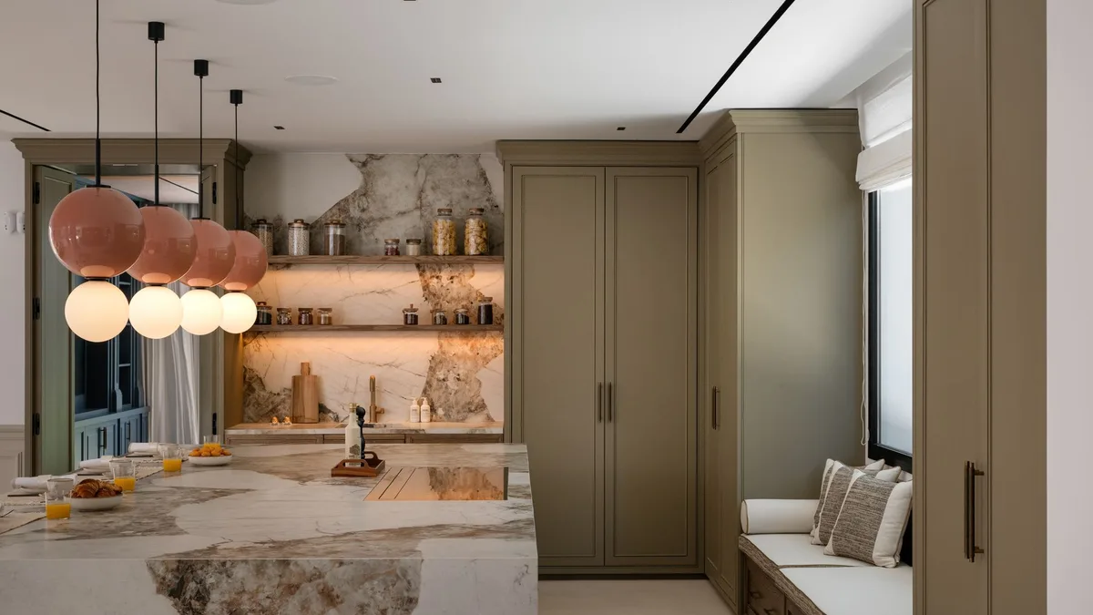 De los cuadros a las cortinas largas: 10 ideas para decorar la cocina con la elegancia y la calidez de un salón