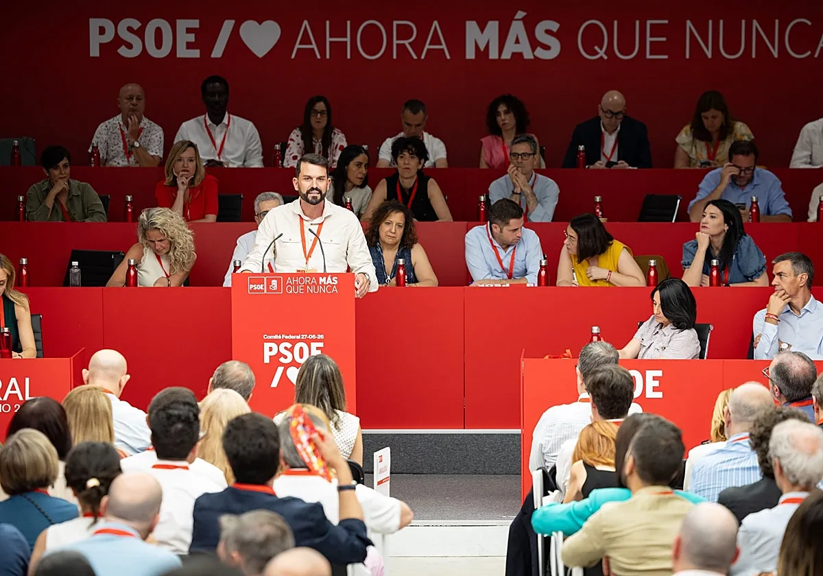 Ayuntamientos del PSOE intentan salvar el choque con protestas "paralelas"