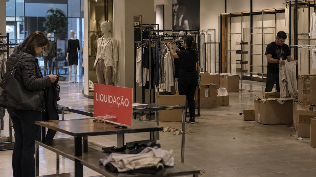 Depois de décadas ocupando os shoppings, rede encerra 250 lojas de uma só vez e aproximadamente 4 mil empregos deixam de existir